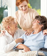 Partage et moment familial entre seniors et maitresse de maison services à domicile
